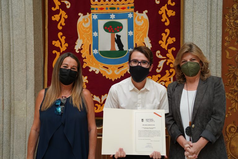 Juan Miguel Zilio recibiendo diploma