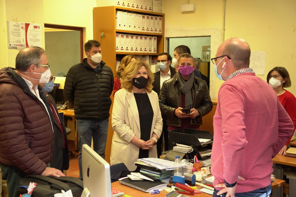 La alcaldesa visitando las oficinas de la imprenta