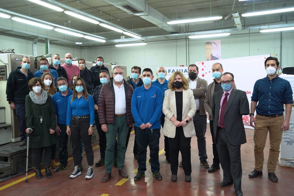 foto grupal con los trabajadores de Gráficas