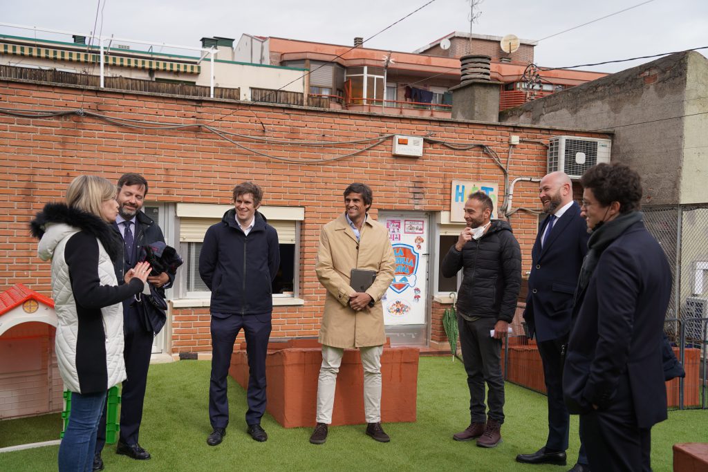 Las direcciones de los centros de educación especial junto con los responsables de Fundación IPD y Proa Capital charlan antes del evento.