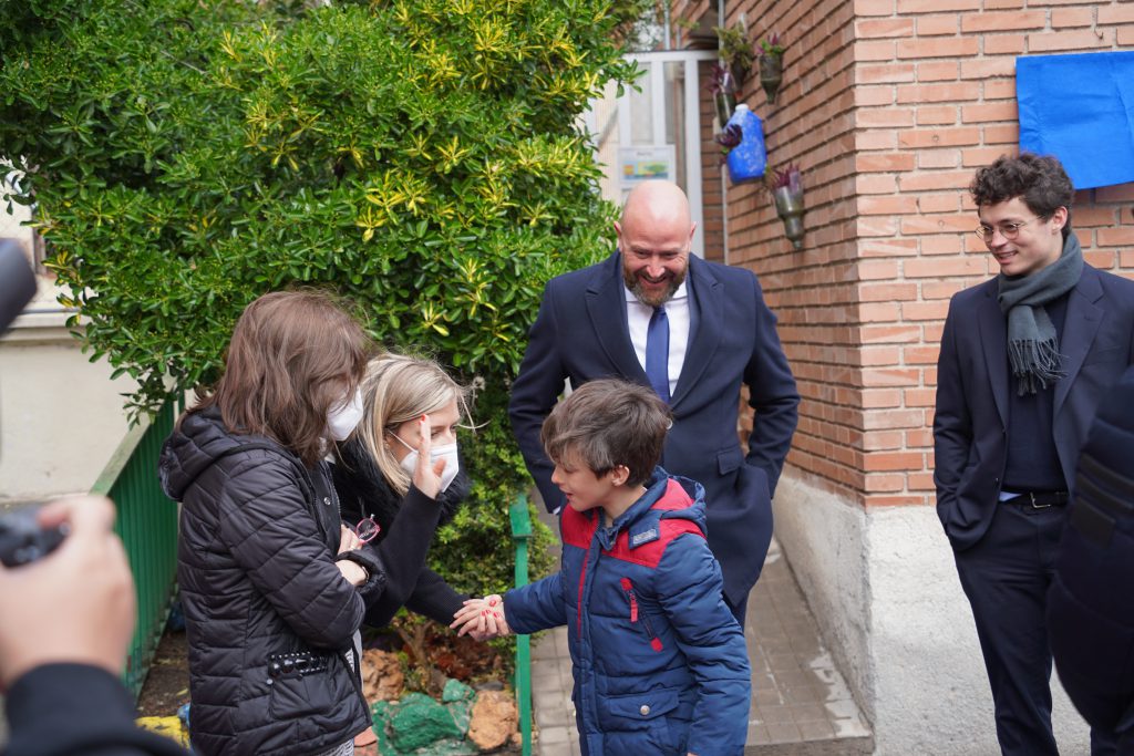 Miguel Angel Nieves, CEO de Fundación IPD (en el centro), junto con Irene López, Directora de AFANIAS Estudio 3