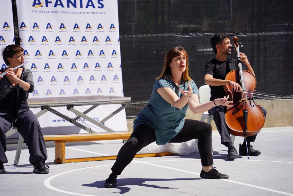 Colectivo Lisarco realizando show de música y danza