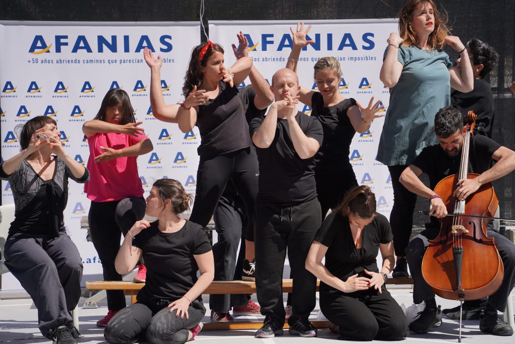 Colectivo Lisarco realizando show de música y danza