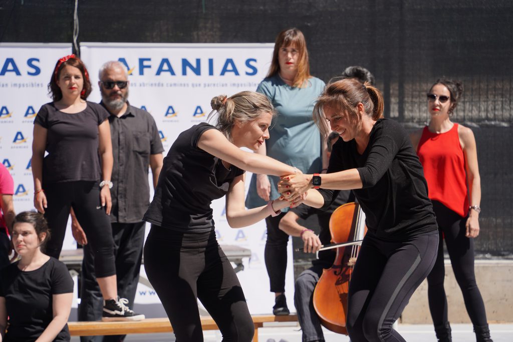 Colectivo Lisarco realizando show de música y danza