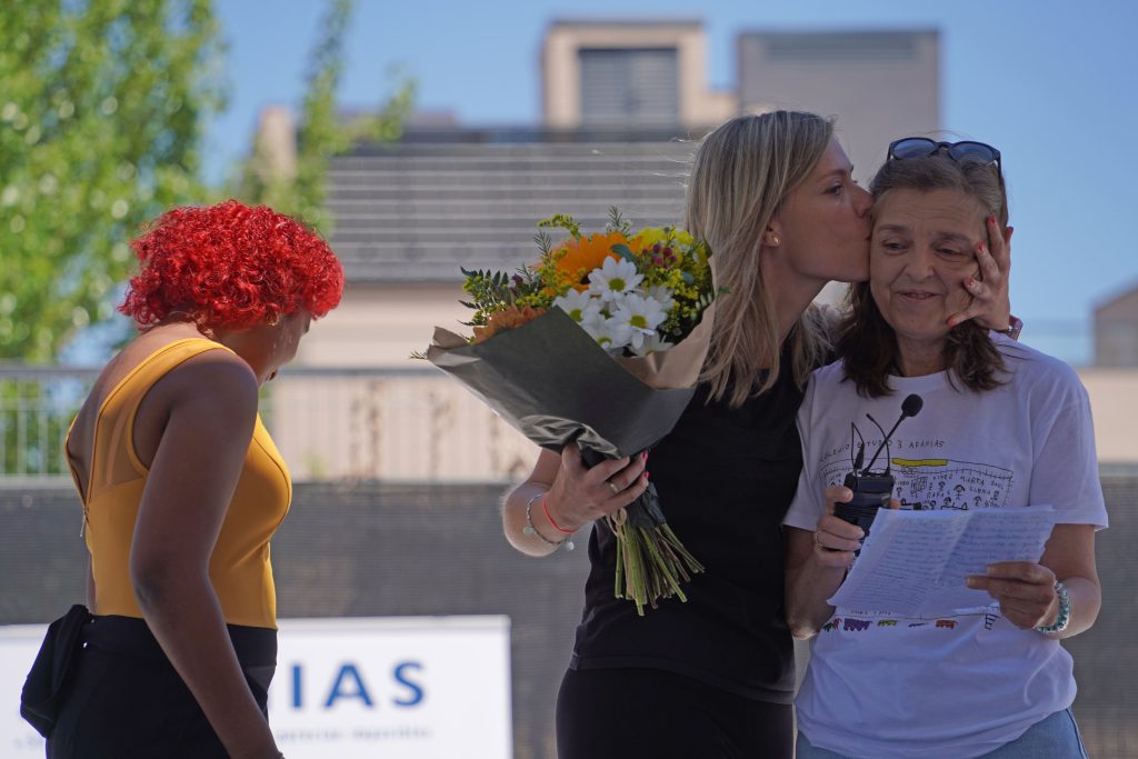 Directora de Estudio 3, Irene López, junto con Hortensia García, vocal de la Junta Directiva, agradeciendo sus palabras de reconocimiento a todos los profesionales de AFANIAS y en espacial al equipo de Estudio 3