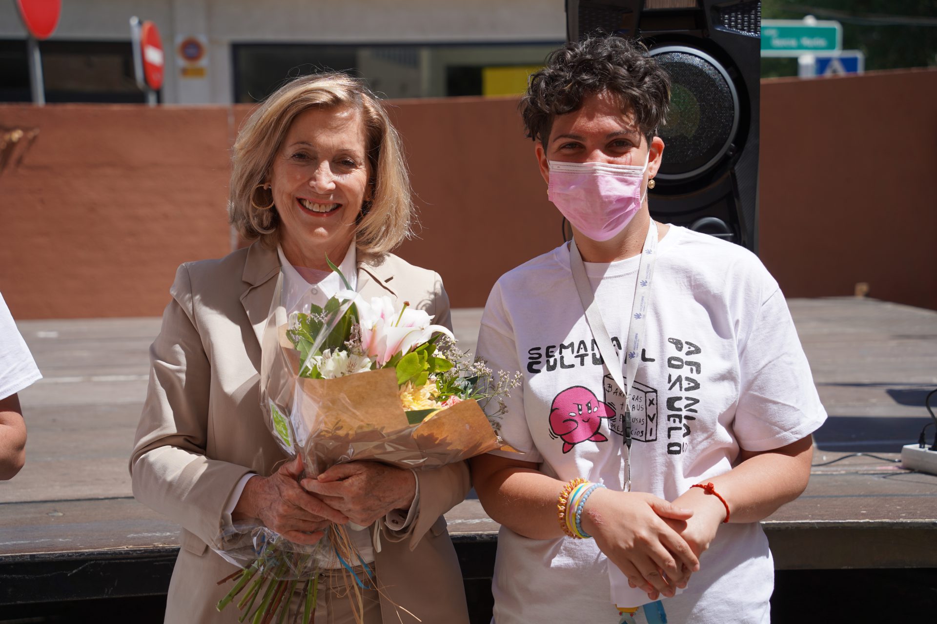 Concepción Dancausa, Consejera de Familia, Juventud y Política Social recibe ramo de regalo de las personas que viven en AFANIAS Pozuelo.