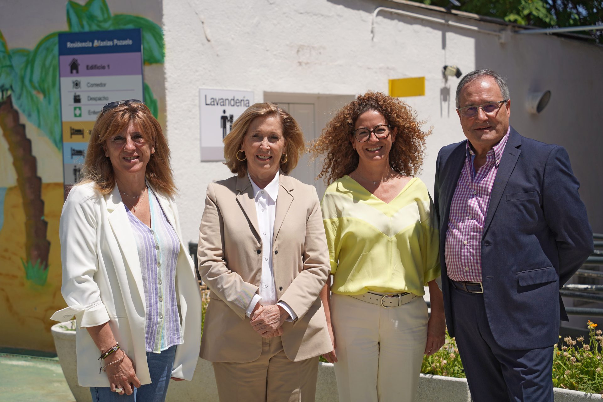 (empezando por la derecha) Paco Recio, Presidente de AFANIAS; Mónica García, Titular del Área de Gobierno de Familia; Concepción Dancausa, Consejera de Familia, Juventud y Política Social; Lola Cava, Directora de AFANIAS Pozuelo en la visita a la residencia AFANIAS Pozuelo