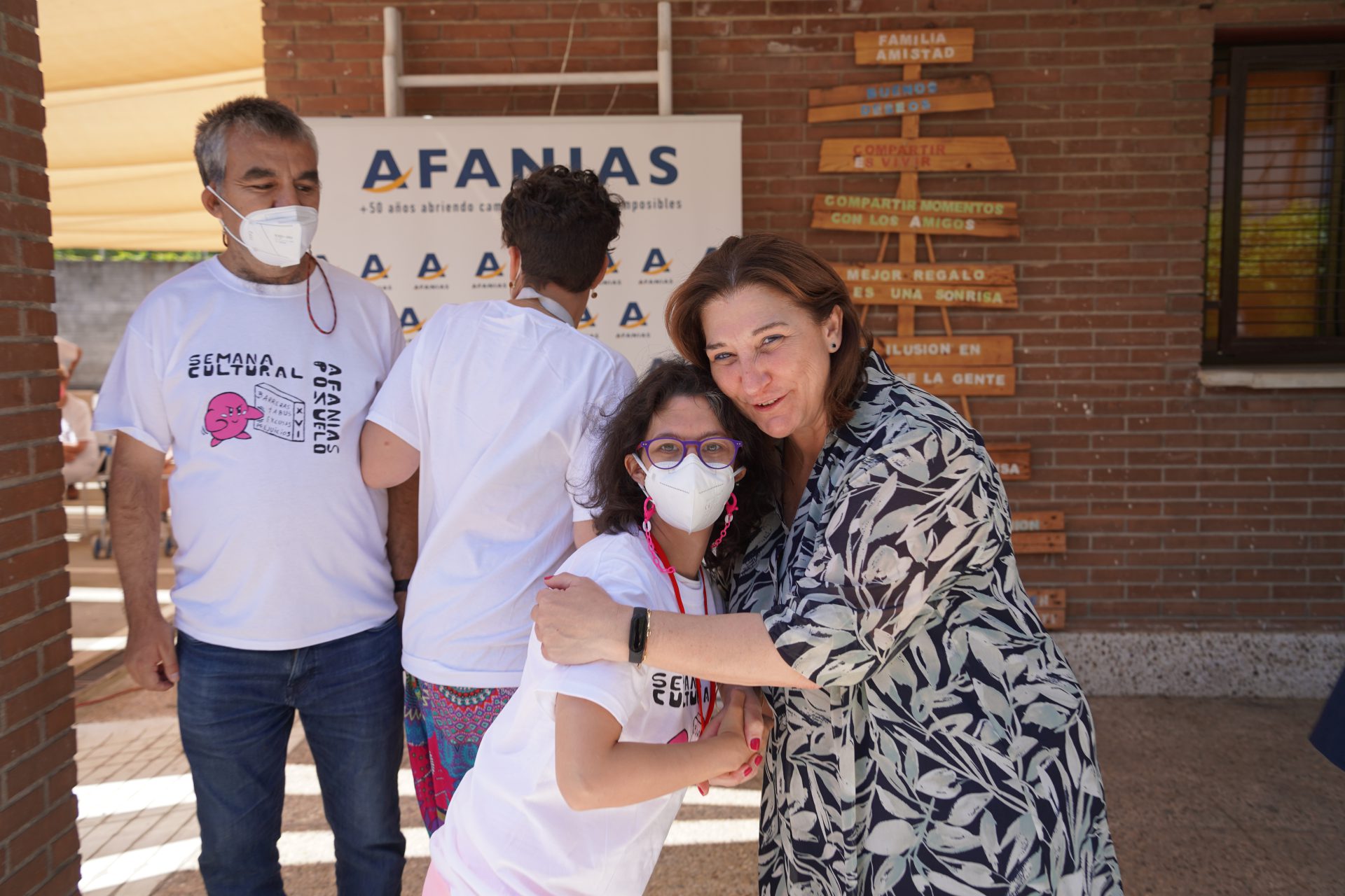 Maria, de AFANIAS Pozuelo, con Susana Pérez Quislant, Alcaldesa de Pozuelo de Alarcón