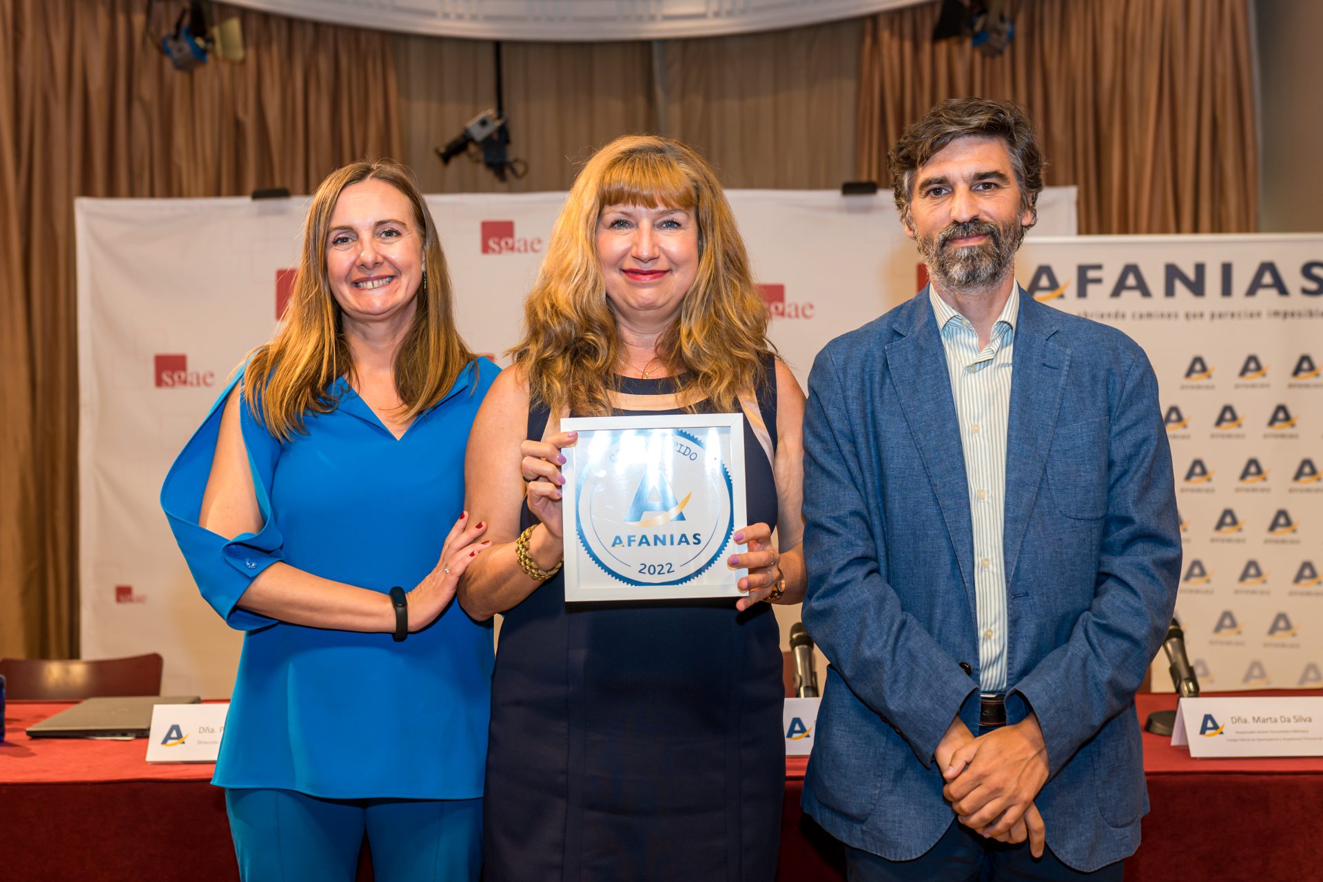 Reconocimiento al Departamento de Juventud del Ayuntamiento de Madrid. Recoge  Lourdes Fernández Directora de actividades culturales. Departamento de Juventud.