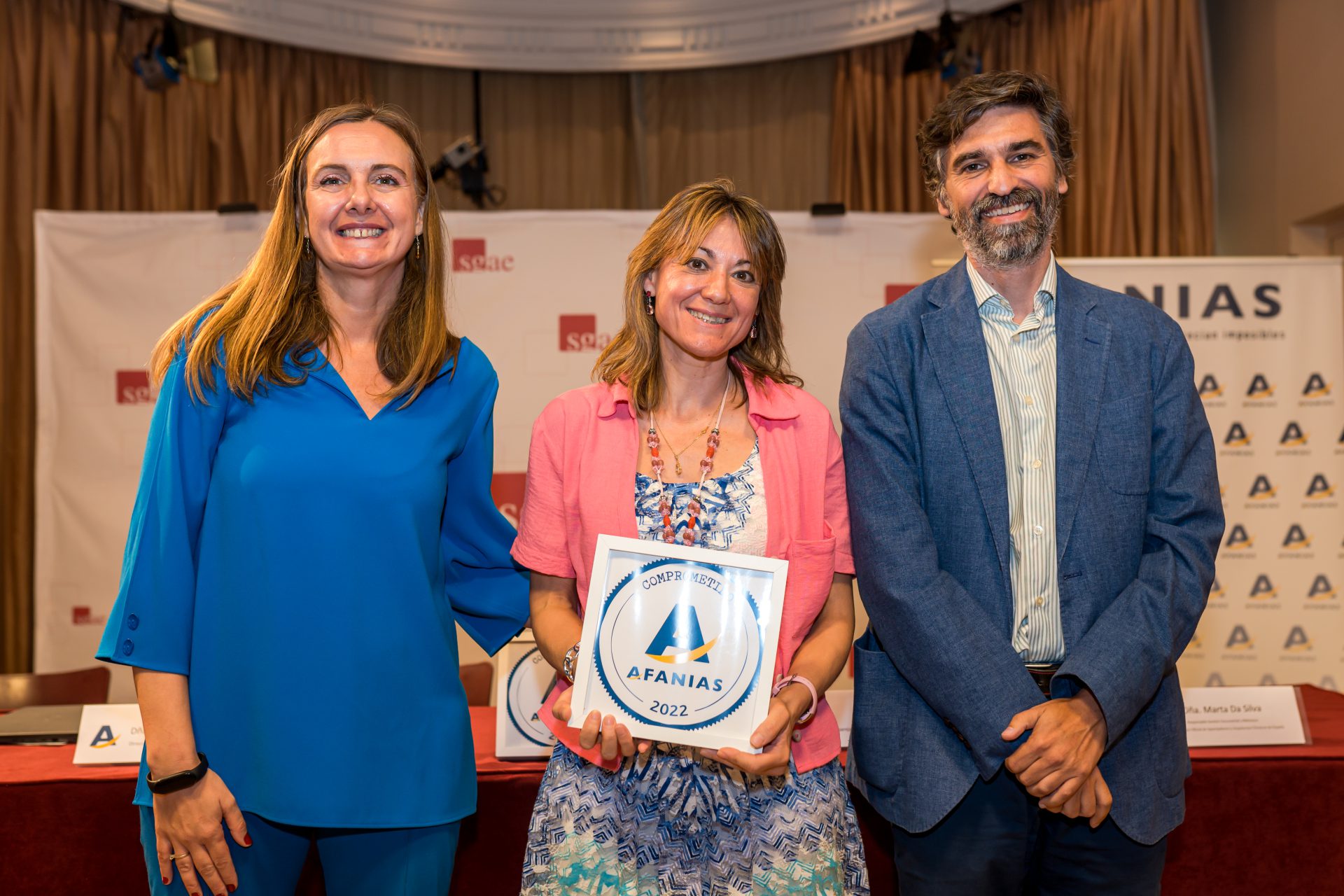 Reconocimiento a Colegio de Economistas de Madrid. Recoge Rosana Elvira.