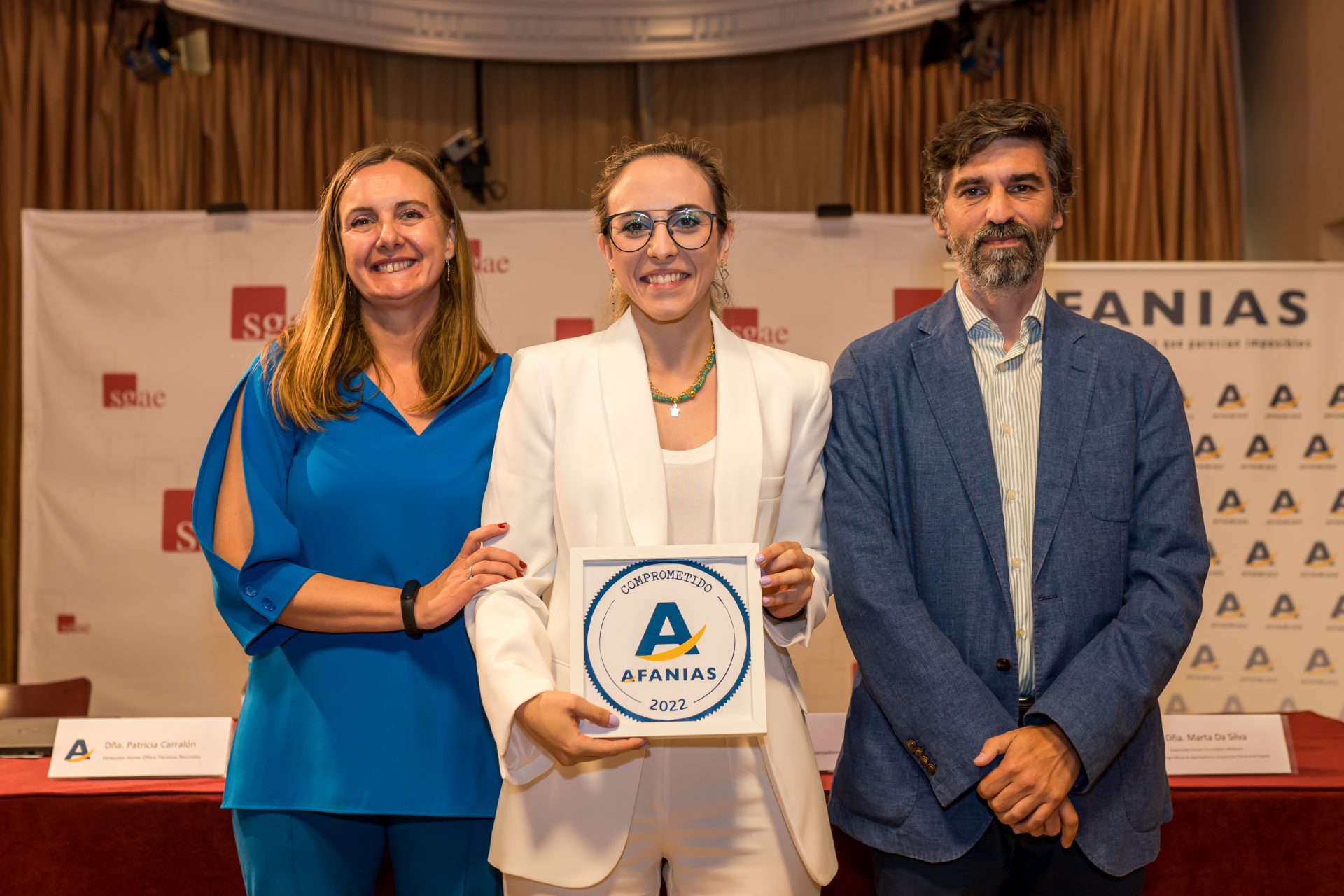 Reconocimiento a Colegio Oficial de Enfermería. Recoge Sara Herrero, vocal de la Junta de Gobierno.