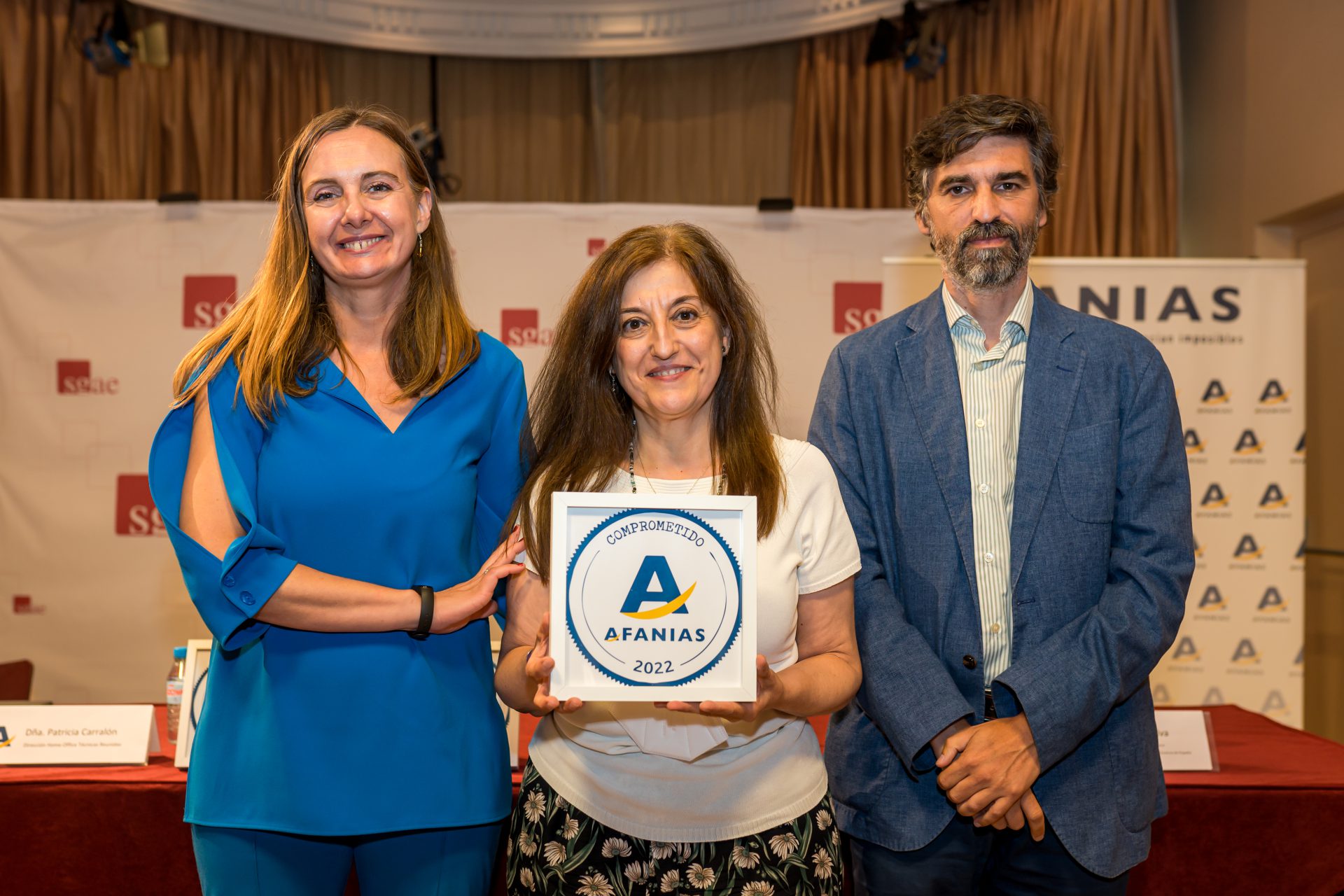 Reconocimiento a Colegio Oficial de Rafaela Ybarra. Recoge Ana-Gloria Ayala Directora Técnica E.S.O. y Bachillerato.