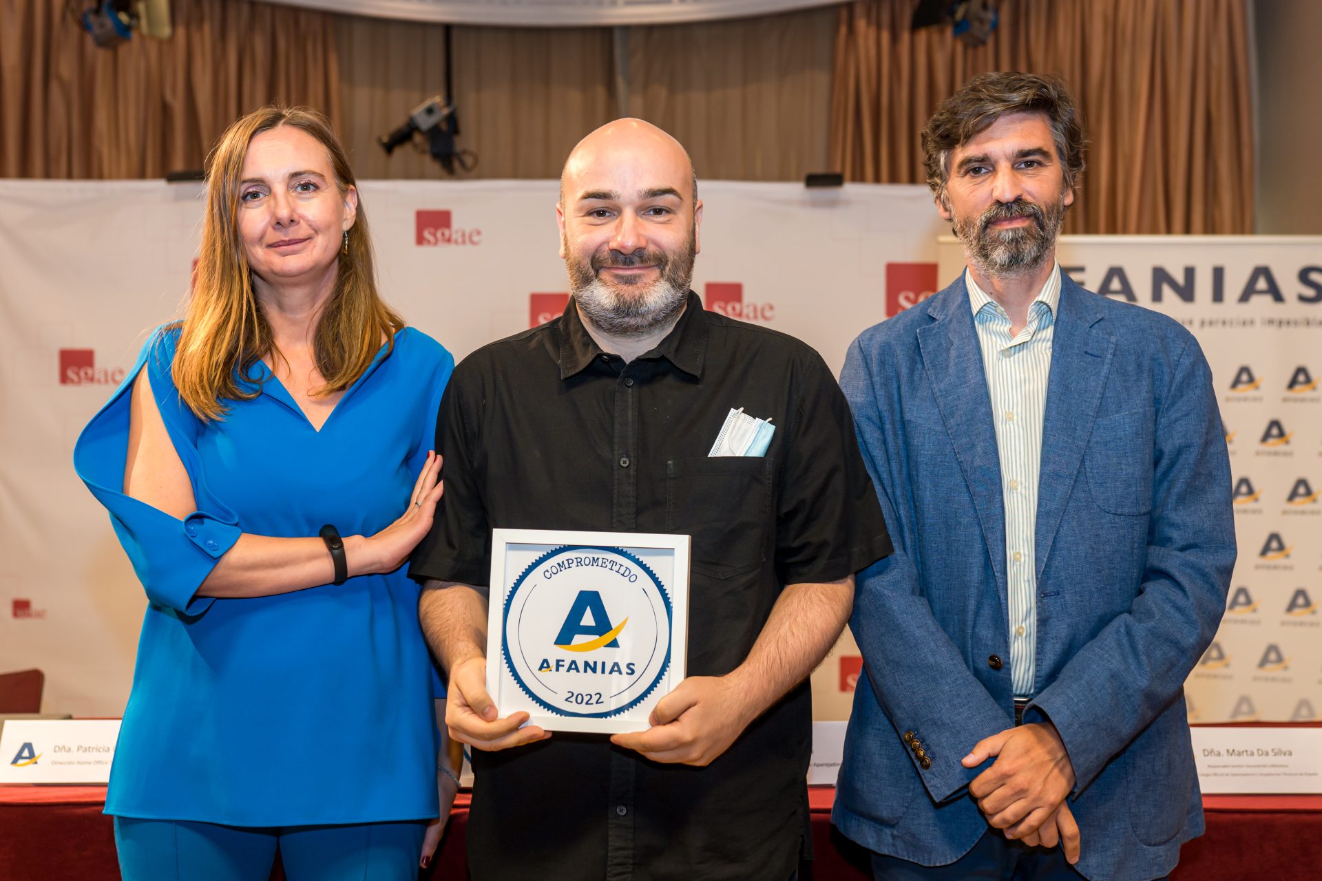 Reconocimiento a Instituto Cervantes. Recoge Martín López Director de Gabinete.