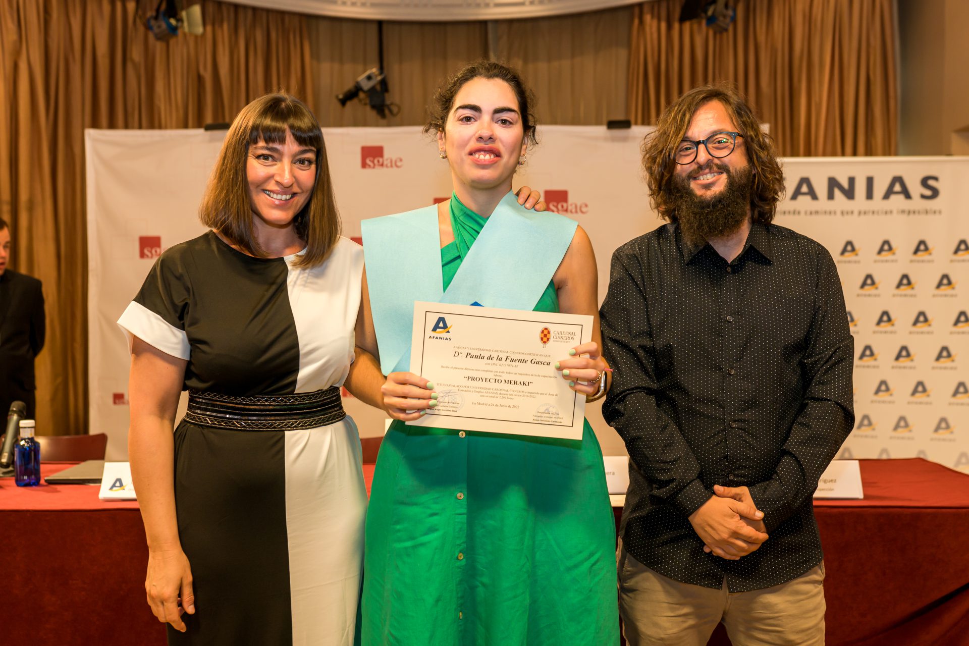 Paula de la Fuente recoge diploma.