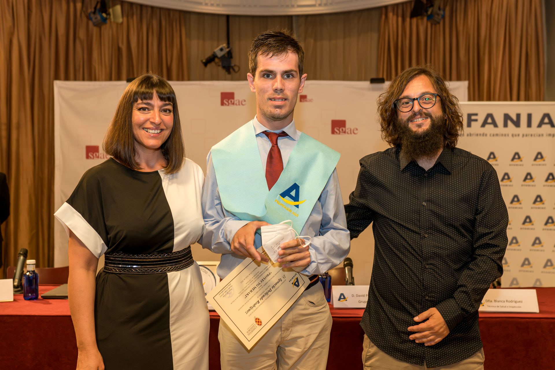 Ignacio Delicado recoge diploma.