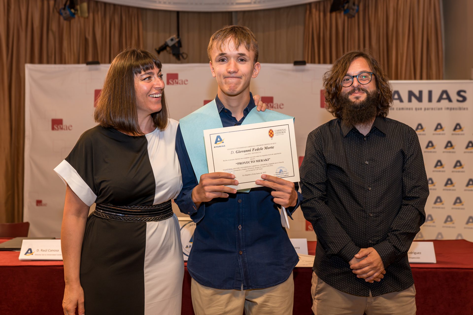 Giovanni Fedele recoge diploma.