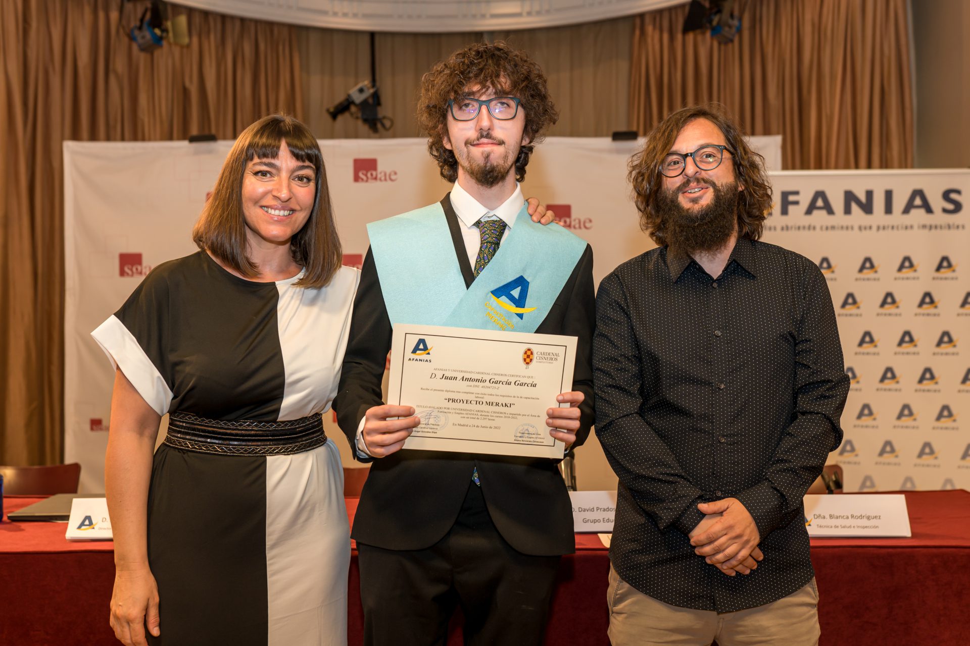 Juan Antonio García recoge diploma.