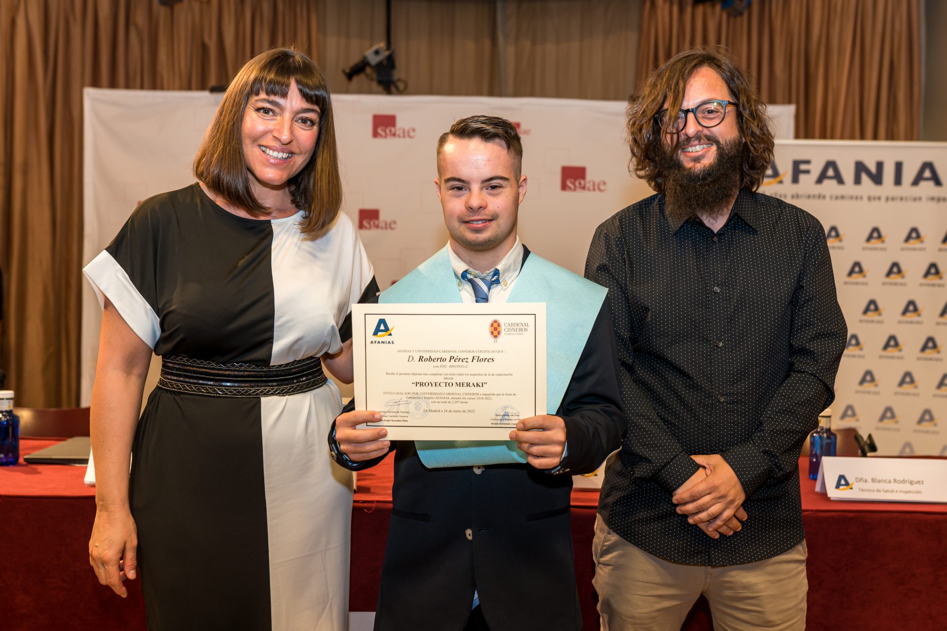 Roberto Pérez recoge diploma.