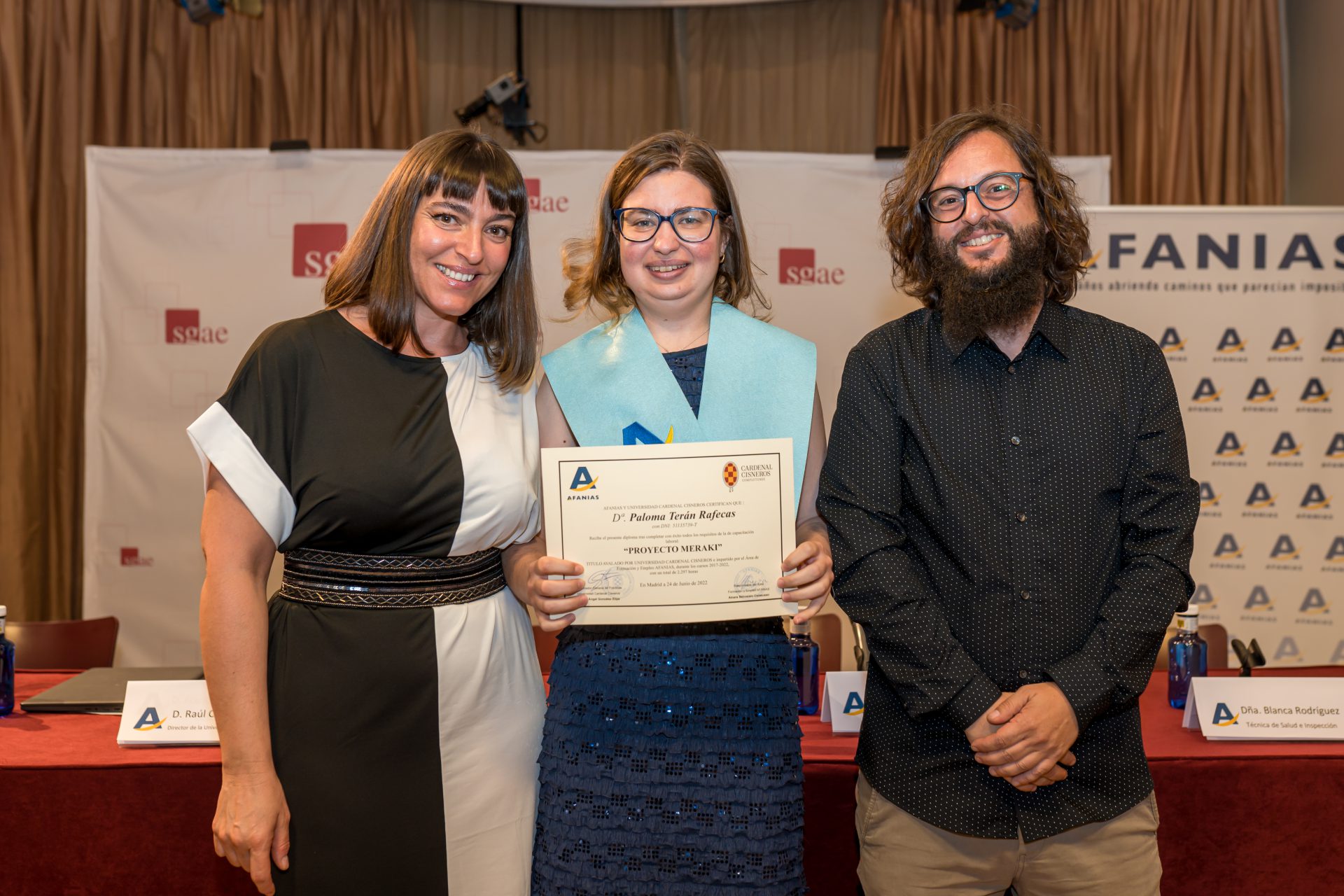 Paloma Terán recoge diploma.