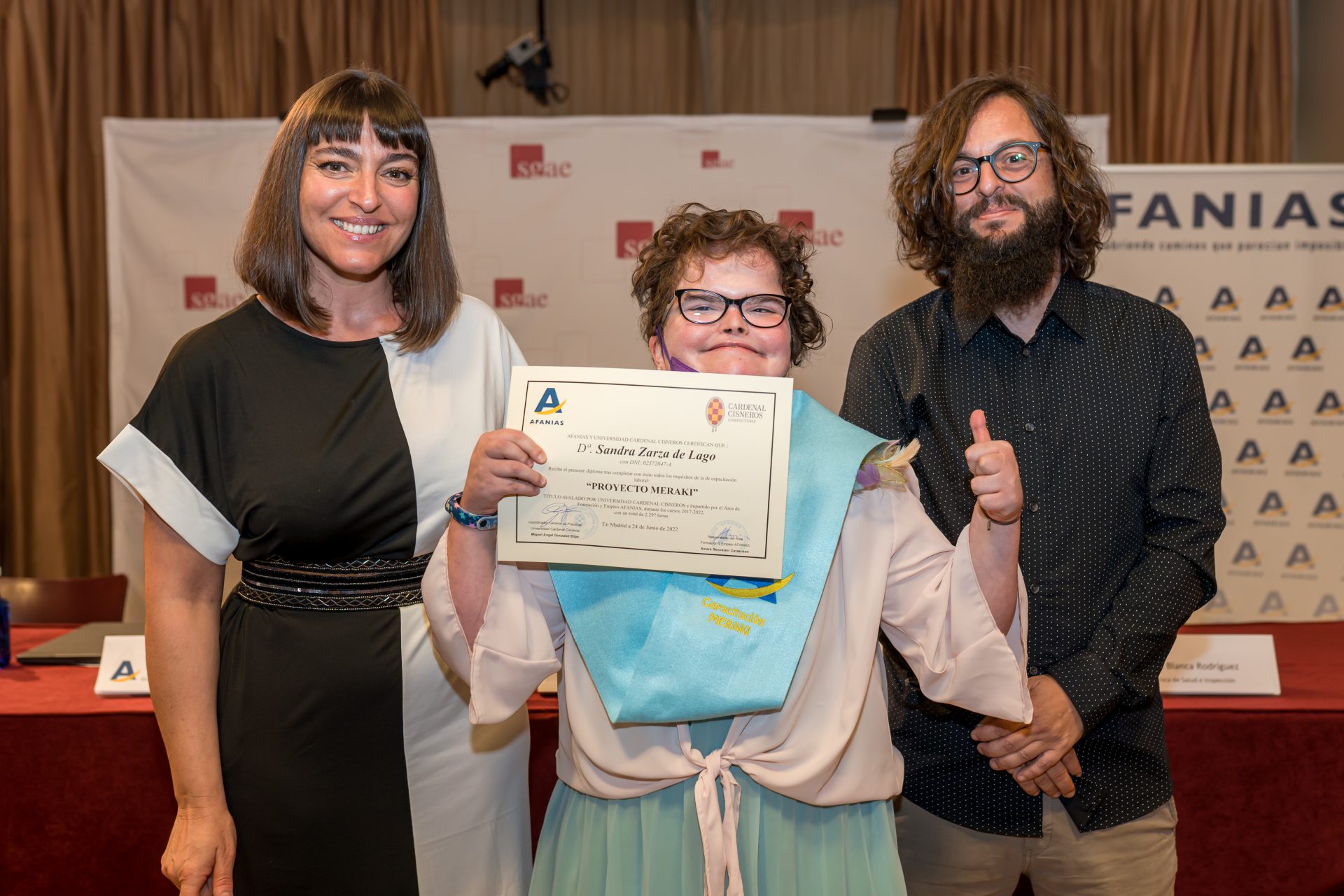 Sandra Zarza recoge diploma.