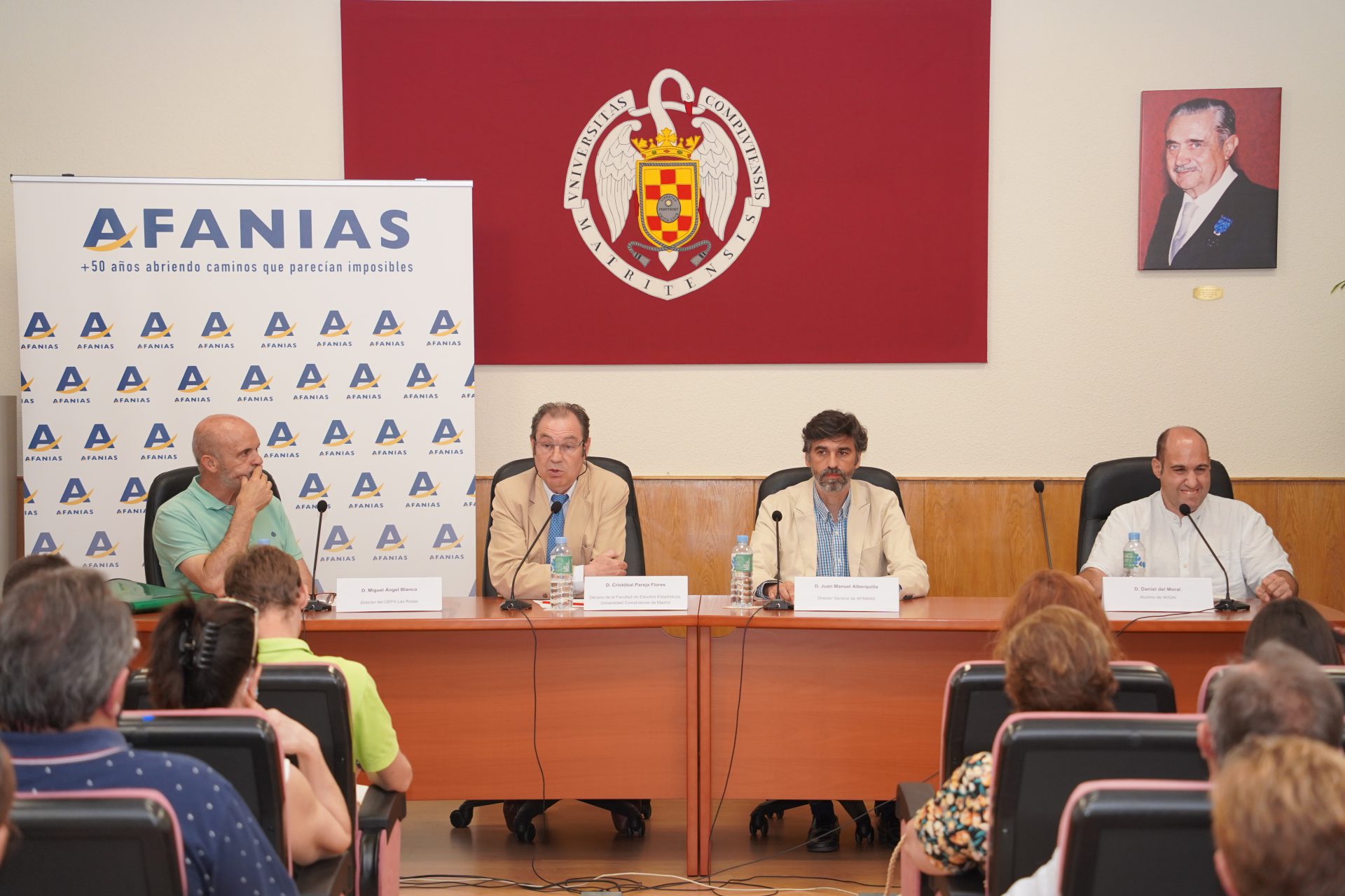 (desde la izq.) Miguel Angel Blanco, Director de CEPA Las Rosas; Cristobal Pareja, Decano de la Facultad de Estudios Estadísticos de la Universidad Complutense de Madrid, Juan Manuel Alberquilla, Director General de AFANIAS y Daniel del Moral, alumno de Ikigai.