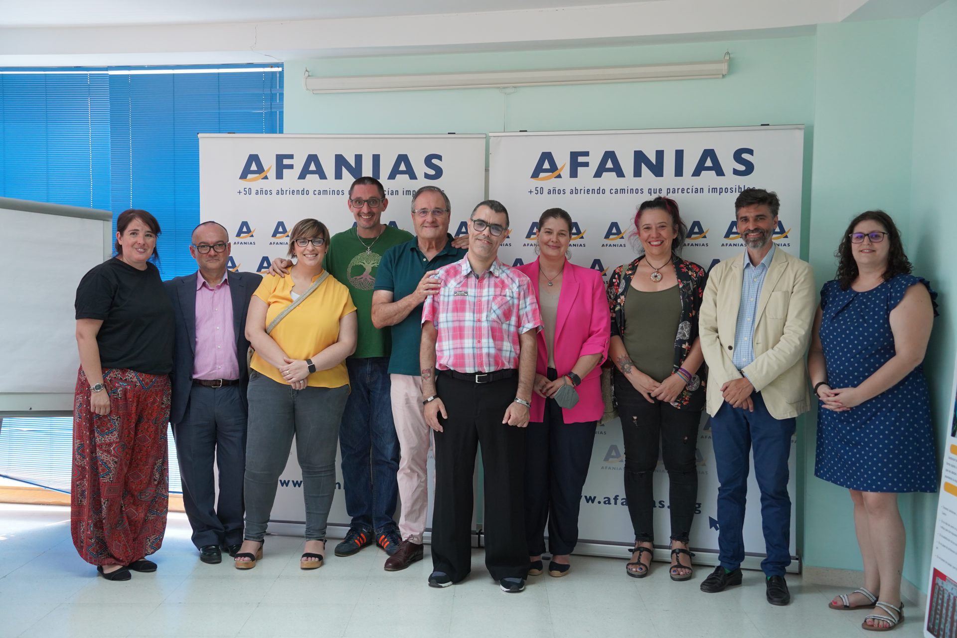 empezando por la izquierda: Ana García, Subdirectora del COFOIL AFANIAS La Encina; Eduardo Bañares, Director del Grupo Empresarial de AFANIAS; Marisa Ruiz, Concejala de Presidencia y Desarrollo Urbano; Israel Martínez, trabajador social de La Encina; Paco Recio, Presidente de AFANIAS; Javier Molero de La Encina; Noelia Posse, Alcaldesa de Móstoles; Mónica Monterreal, portavoz de Podemos; Juan Manuel Alberquilla, Director General de AFANIAS y Elena Torres, preparadora laboral de La Encina.