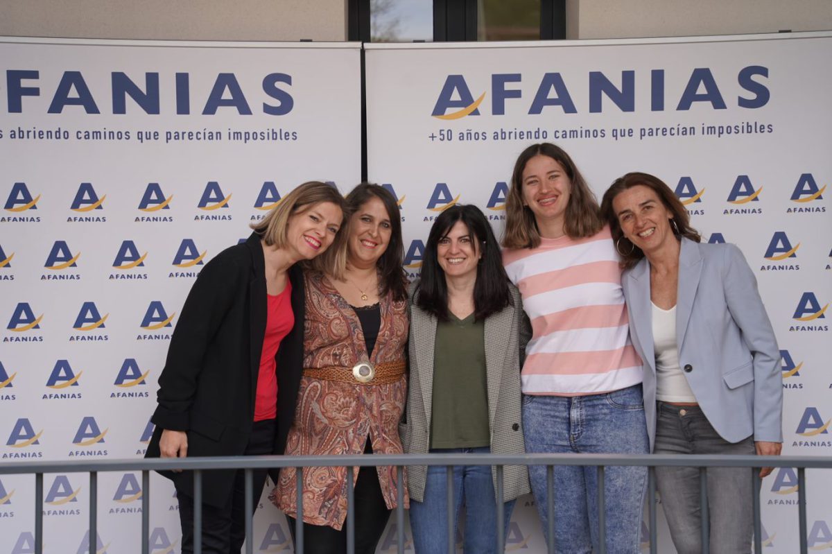 Irene López, directora de Educación de AFANIAS (izda) y Marta Ibarrondo (dcha), Directora de Atención Temprana junto al equipo de trabajo del Servicio de Atención Temprana