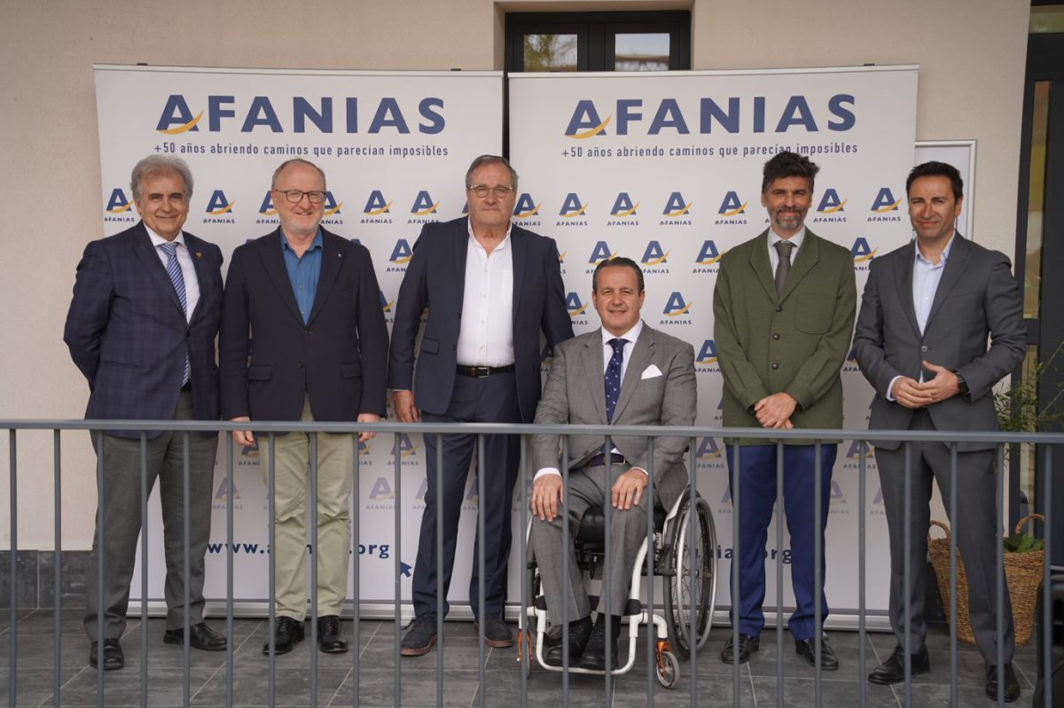 (De izda. a dcha) Tomás Sancho, Presidente de Plena Inclusión Madrid; Ismael Carrillo, Gerente del Grupo AEMED; Paco Recio, Presidente de AFANIAS; Ignacio Tremiño, Director General de Atención a personas con discapacidad de la Comunidad de Madrid; Juan Manuel Alberquilla, Director General de AFANIAS y Javier Luengo, Director General de Plena Inclusión Madrid