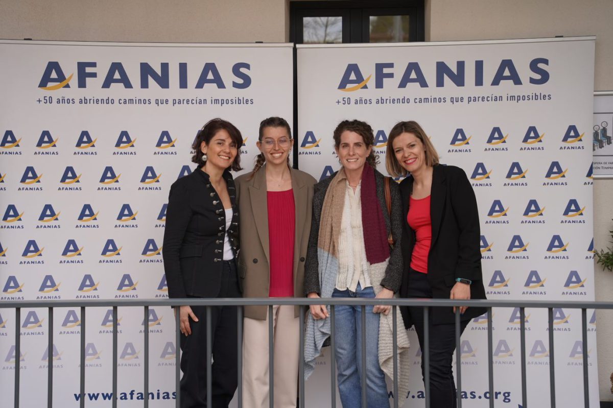 Arantxa Bustinduy (izda) e Irene López (dcha) junto a las representantes de Fundación ADECCO