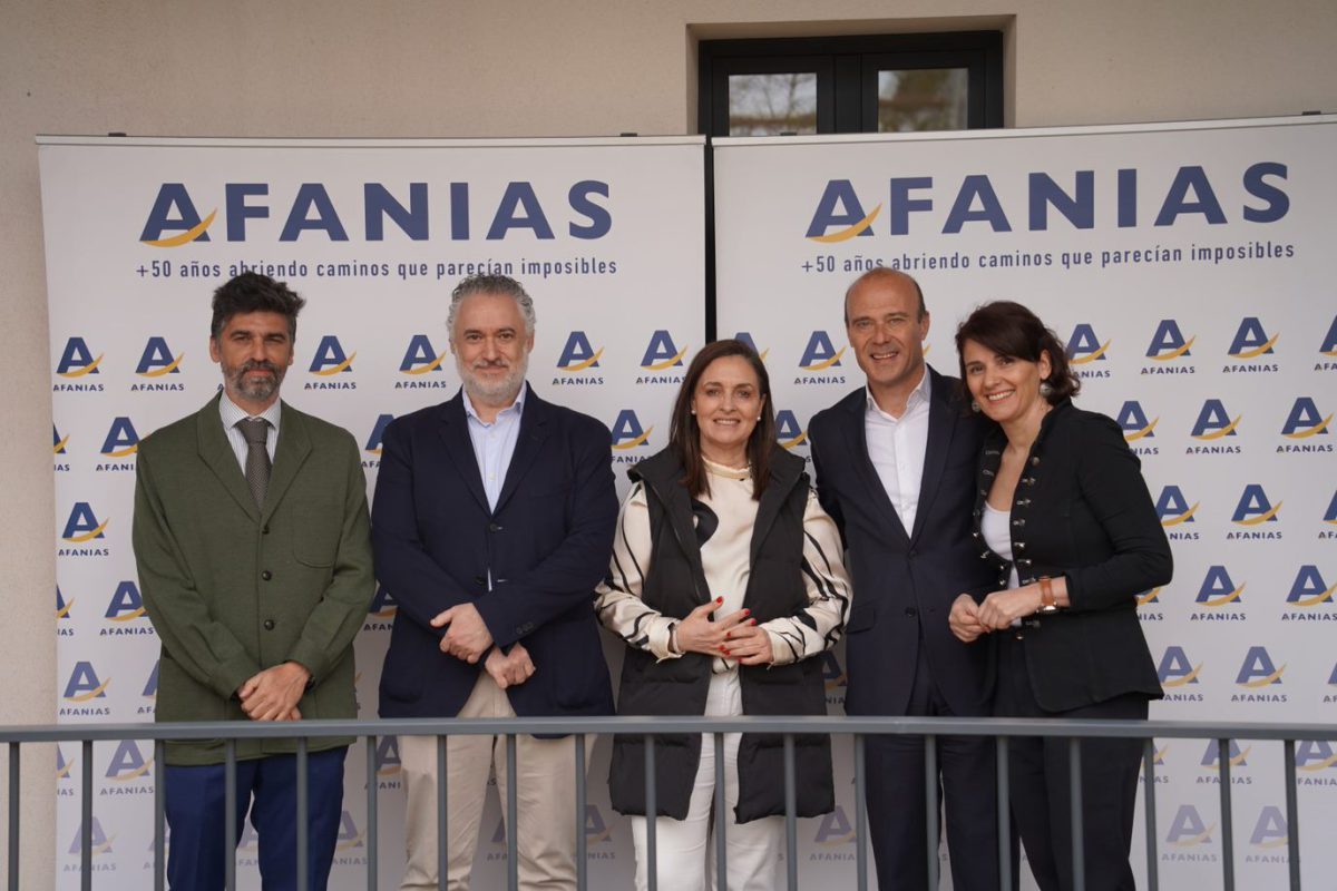 Representantes de Sanitas con Arantxa Bustinduy, Responsable de Alianzas Estratégicas y Captación de Fotos (dcha) y Juan Manuel Alberquilla, Director General de AFANIAS (izda)