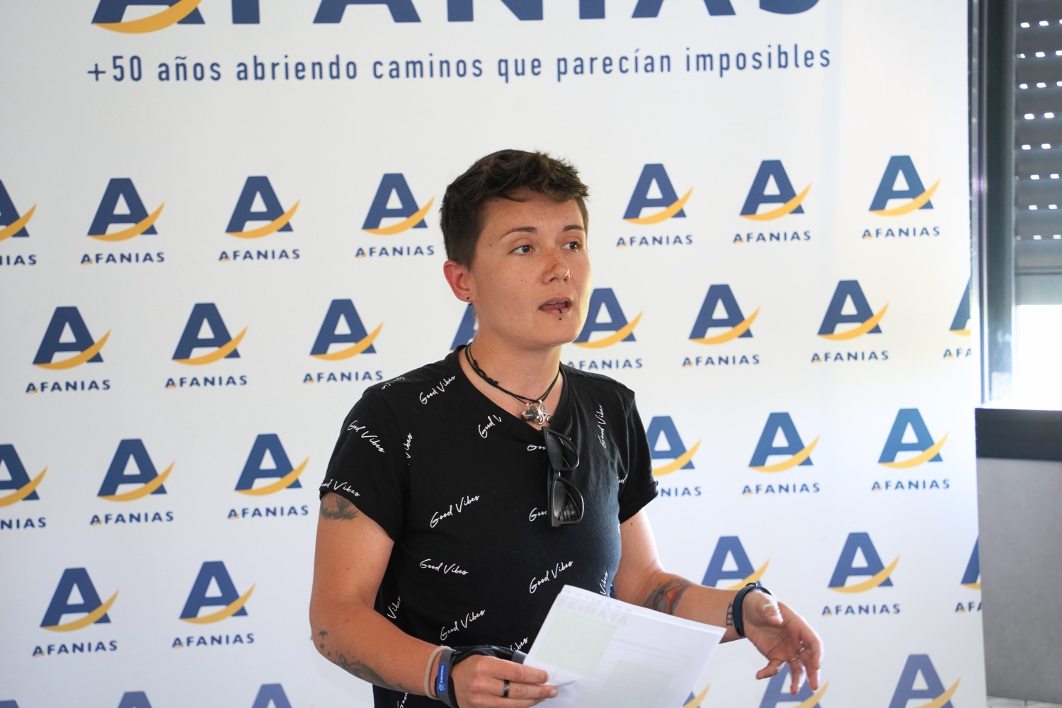 Profesional de AFANIAS presentando su exposición