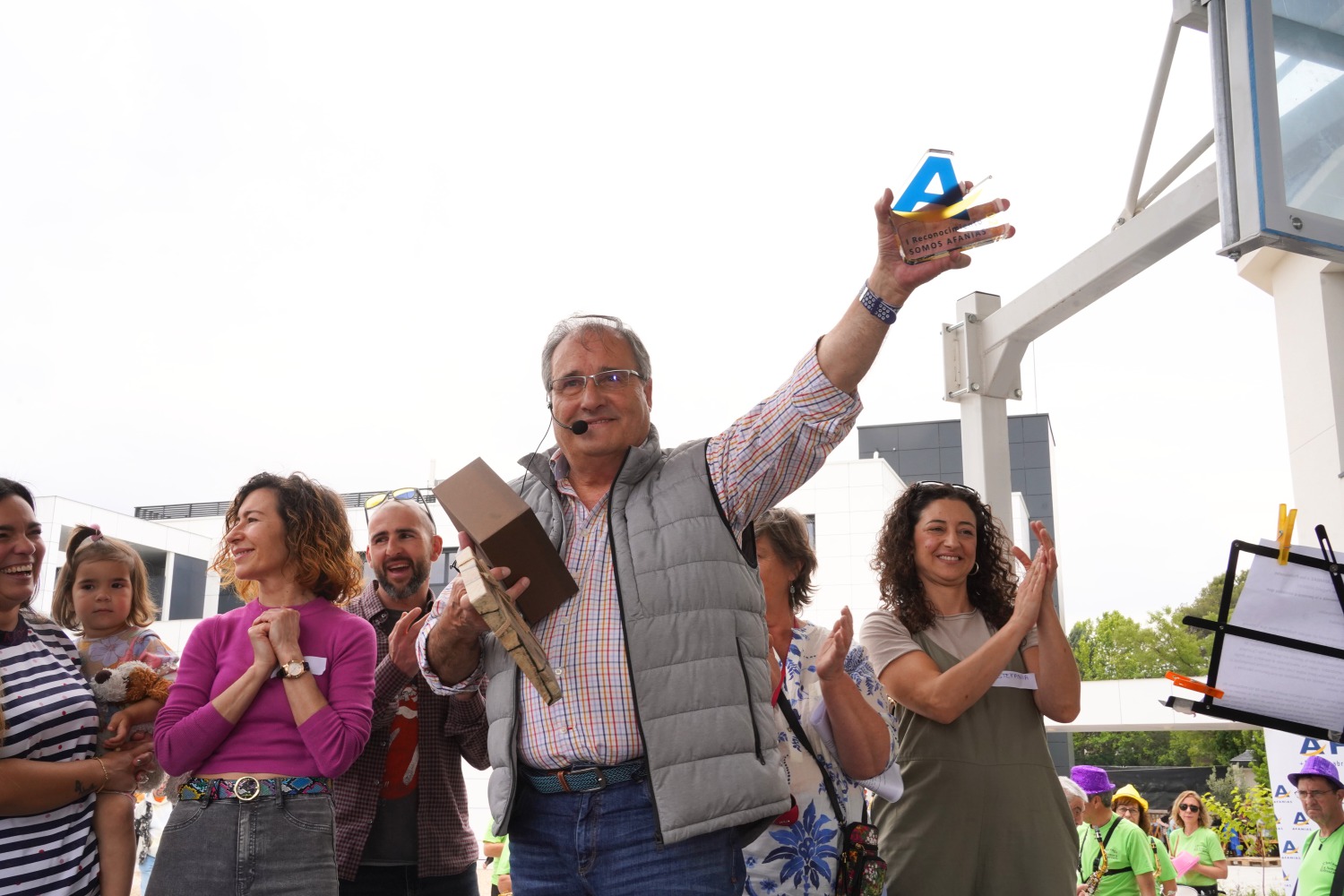 Paco Recio, presidente de AFANIAS, instantes antes de otorgar el primer premio del I. Reconocimiento SOMOS AFANIAS