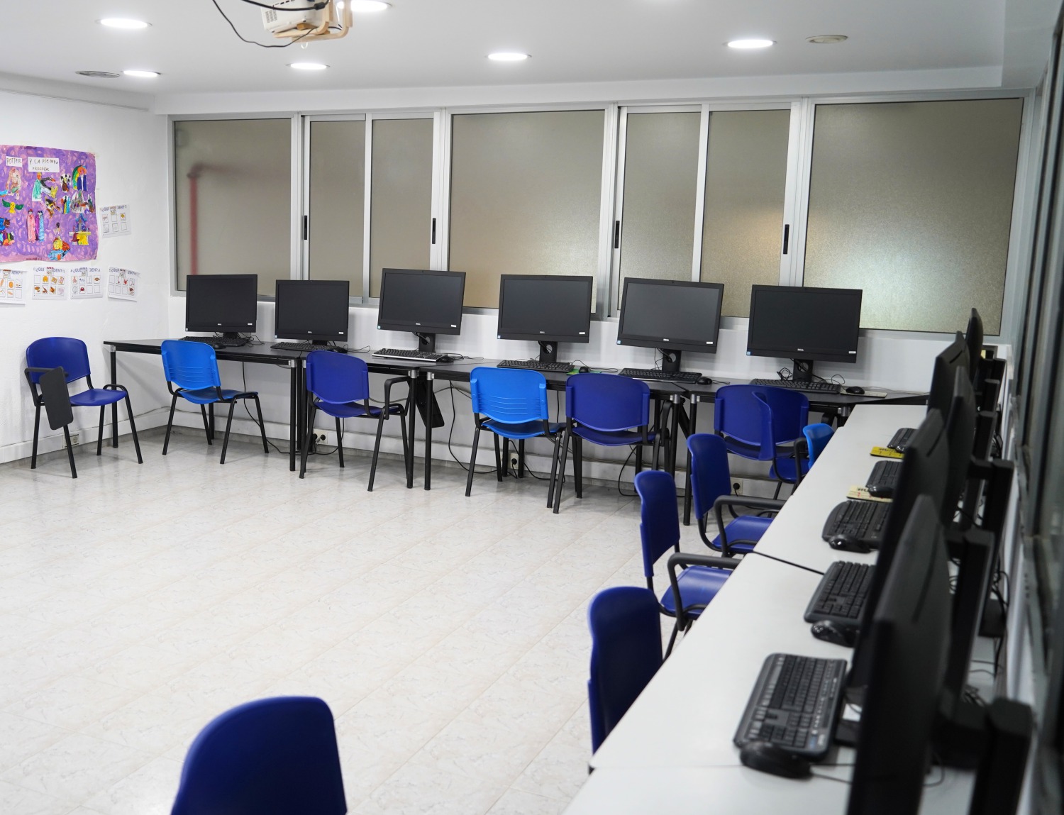 Sala de nuevas tecnologías con nuevo equipo de ordenadores