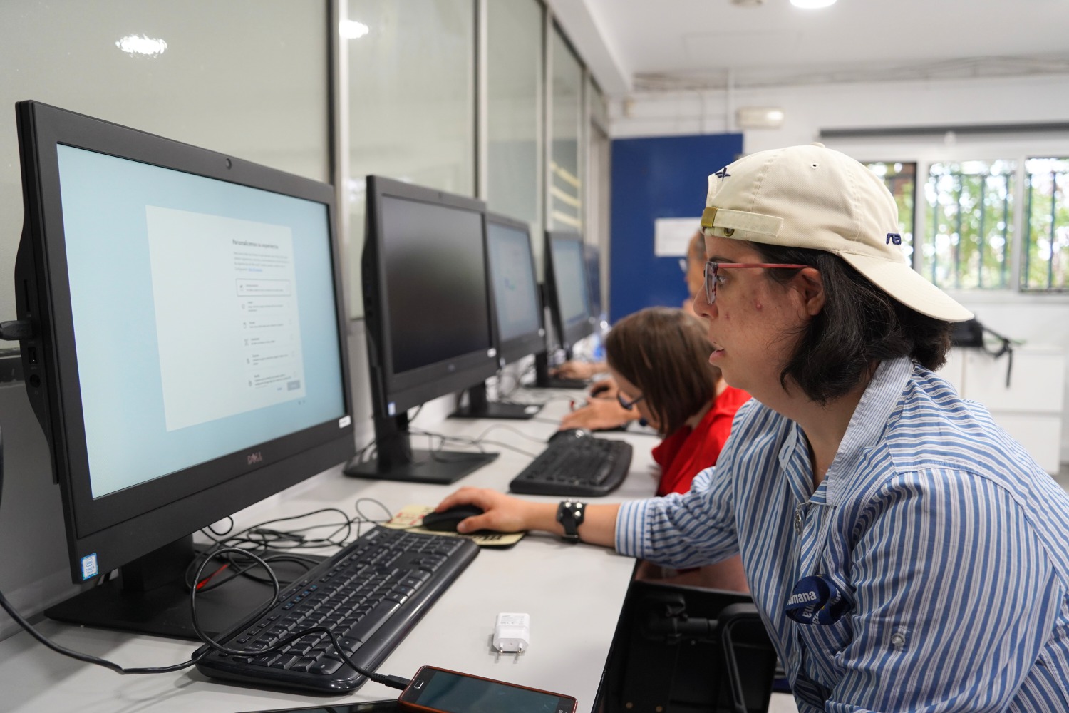 Inés utilizando uno de los ordenadores de la sala