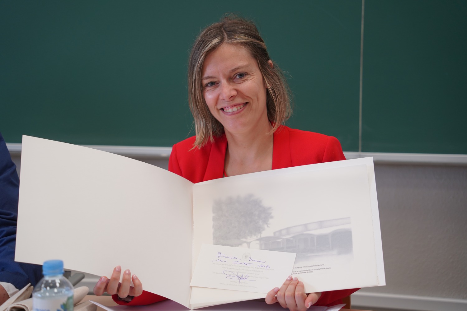 Irene López, directora ejecutiva del área de educación, recibiendo un obsequio de la Universidad Complutense