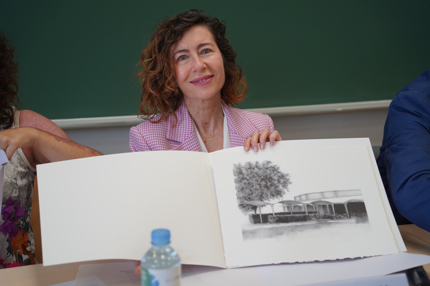 Pilar Quintana, directora del COFOIL Plegart3, recibiendo un obsequio de la Universidad Complutense