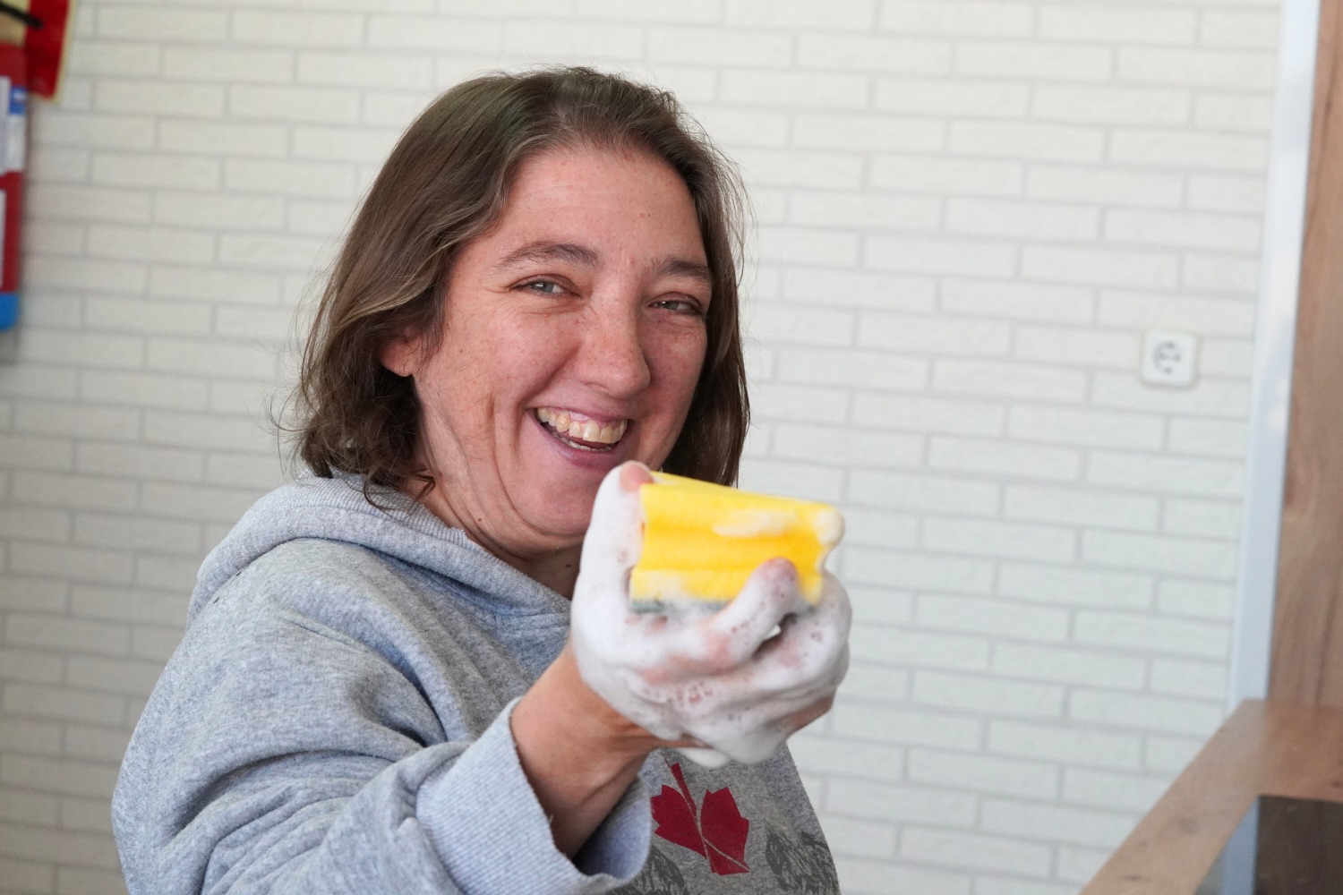 Rosario lavando tras cocinar en el aula de entrenamiento