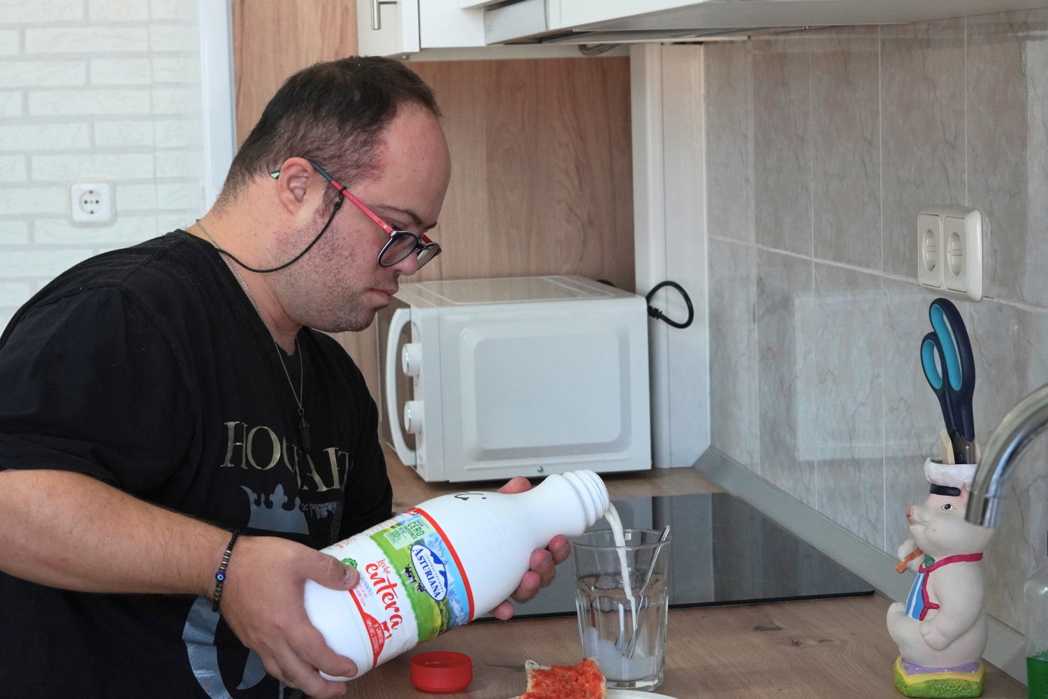 Saúl preparándose el desayuno en el aula de entrenamiento