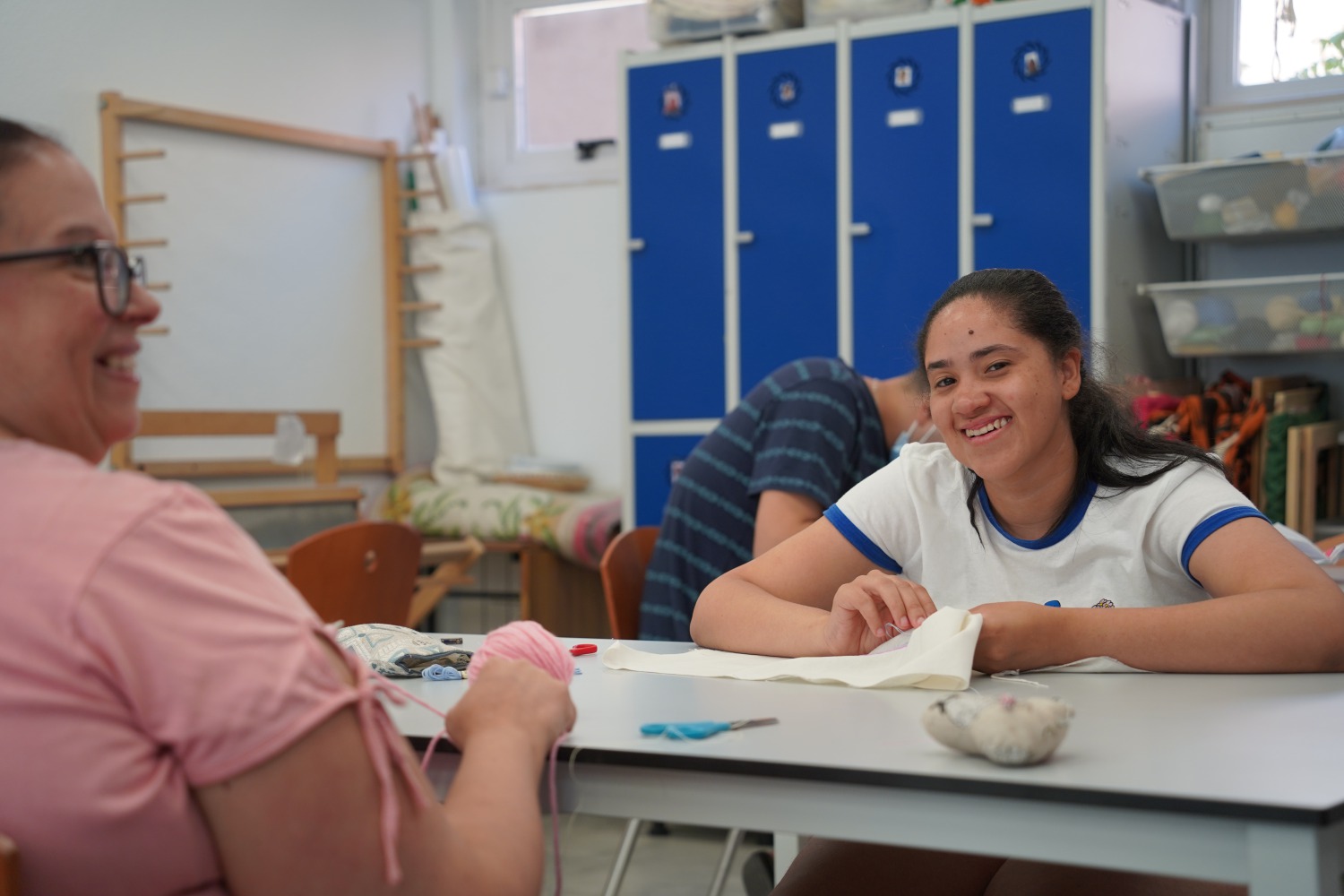 Nuevas mesas en el taller de costura