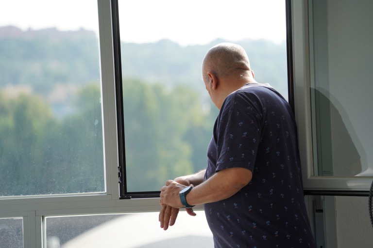 Carlos mirando las vistas desde la nueva ventana del salón