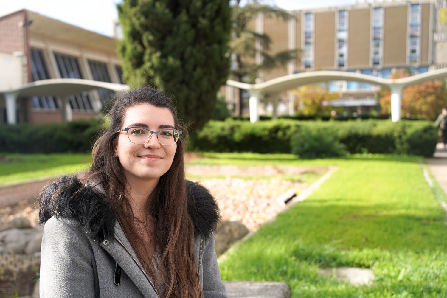 Andrea Fernández, profesional de Somos de Barrio, en las inmediaciones de la Facultad de Estudios Estadísticos