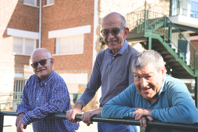 Ángel, Andrés y Estévez posando junto a una de las nuevas barandillas pintadas