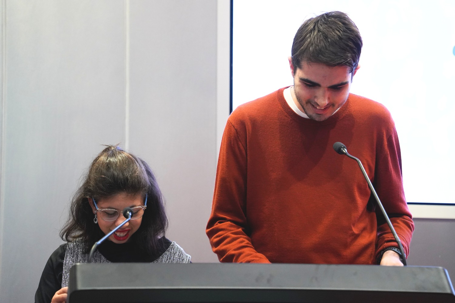 Sofía González y Javier Castillo, alumnos de Estudio3, dando la bienvenida a los asistentes