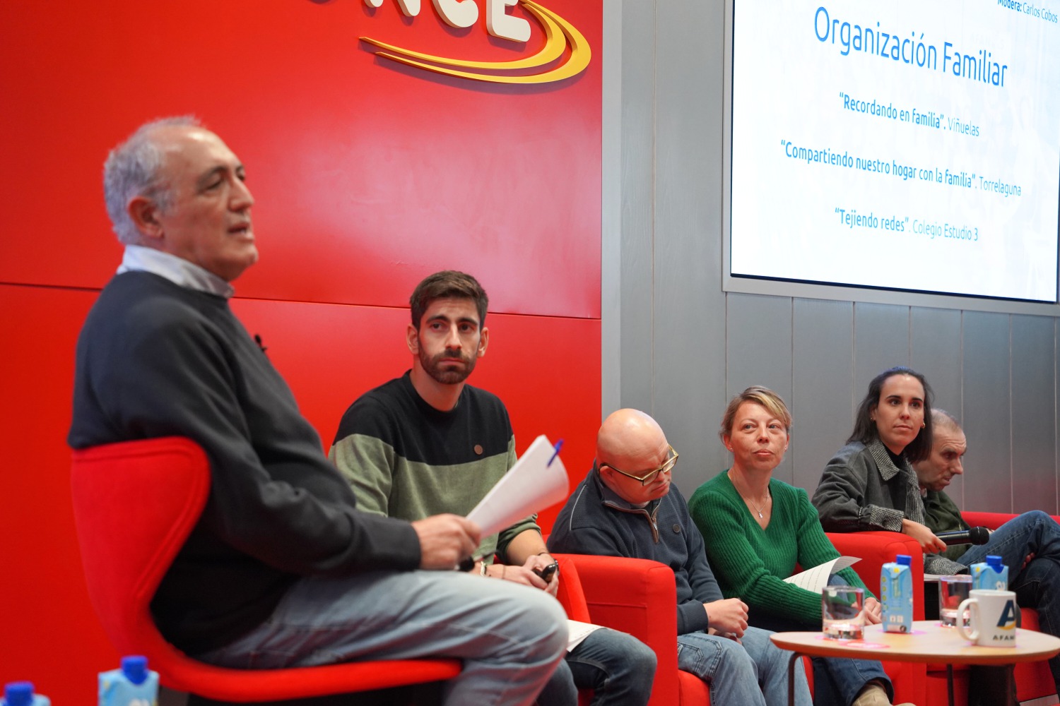 Carlos Cobos junto a los ponentes de Organización Familiar