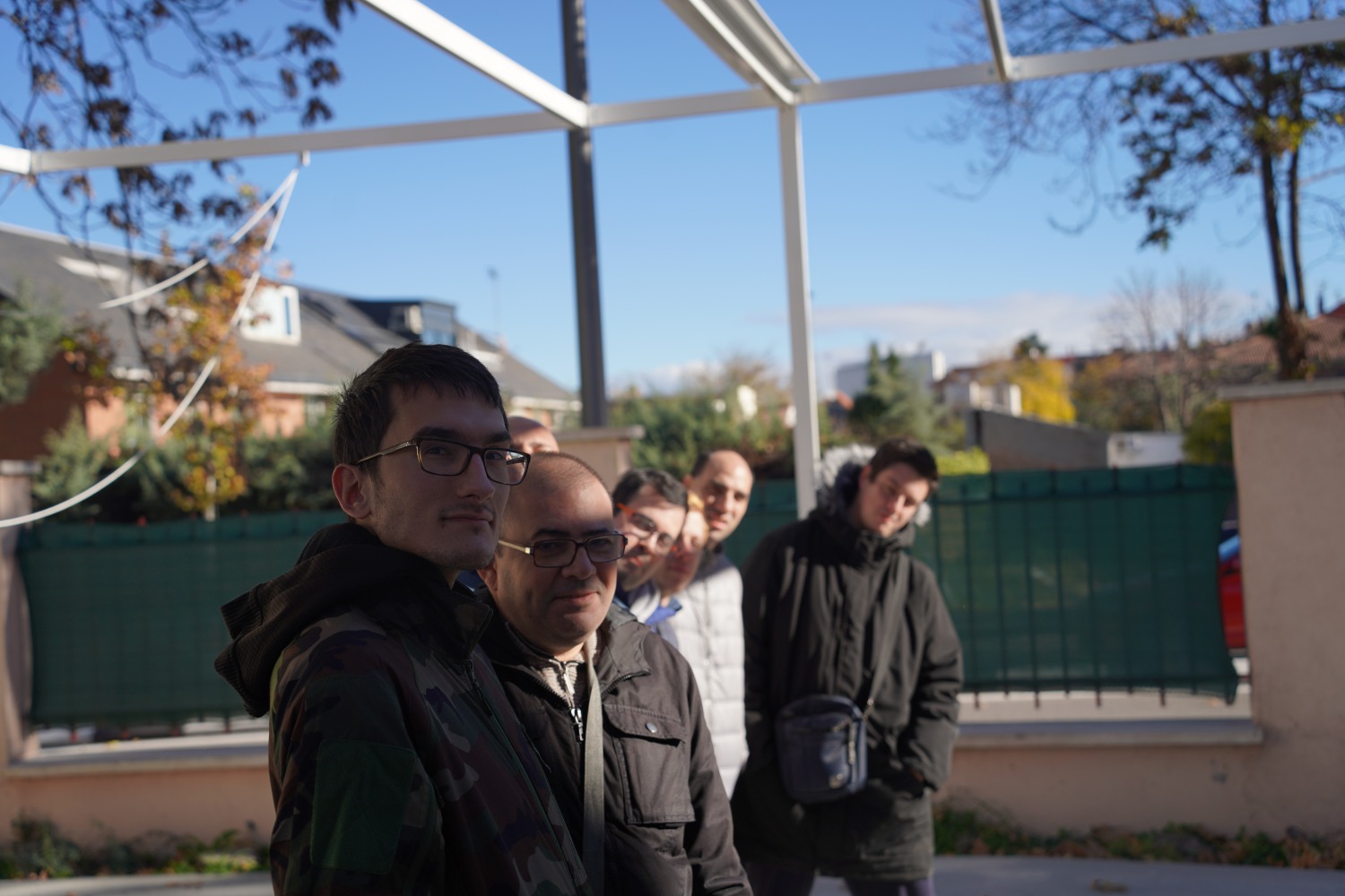 Trabajadores del COFOIL bajo la nueva pérgola