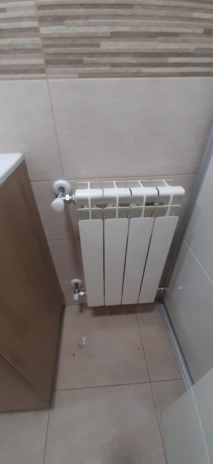 Radiador nuevo en el baño