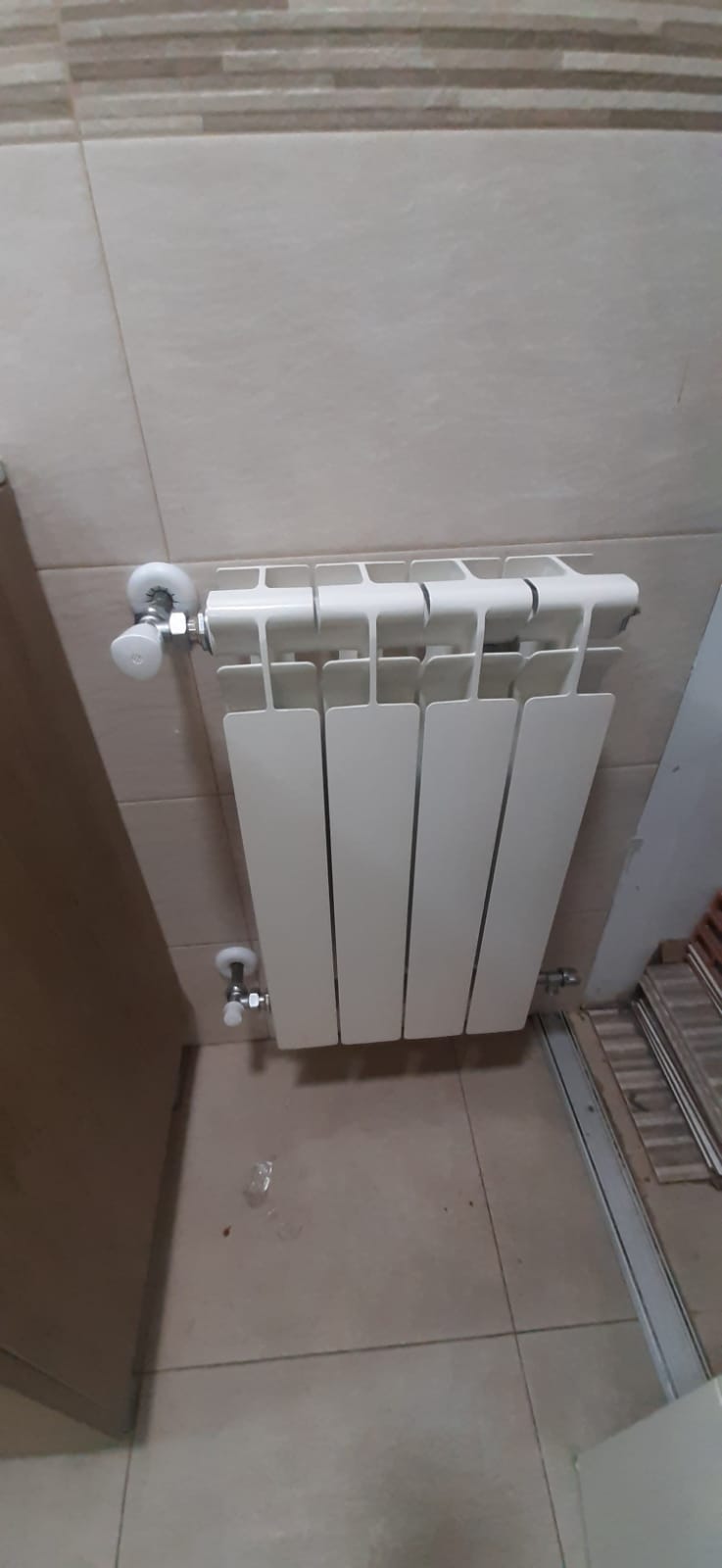 Radiador nuevo en el baño