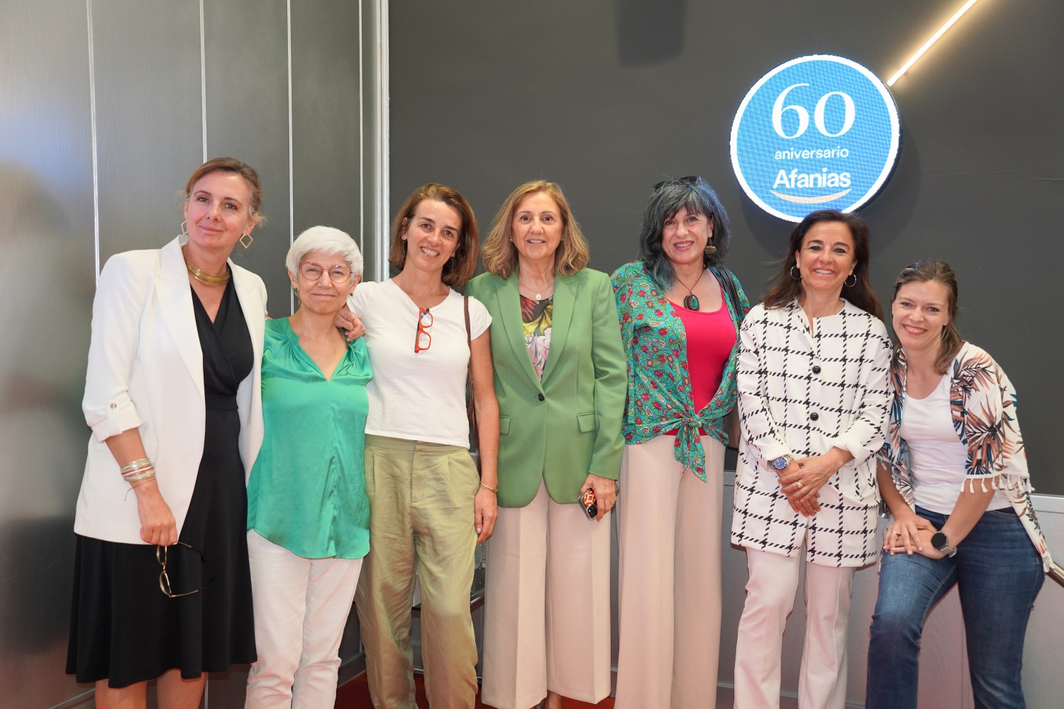 (empezando por la izquierda) Ainara Senosiain, Directora General de Afanias; Isabel García, Presidenta de Afanias; Marta Ibarrondo, Directora del Servicio de Atención Temprana y Tratamientos Especializados de Afanias; Beatriz Pérez Abraham, Diputada del PP en la Asamblea de Madrid; Lola Cava, Directora de Afanias Pozuelo; Eva Cabello, Concejal de Familia y Atención a la Discapacidad e Irene López, Directora Ejecutiva de Educación de Afanias